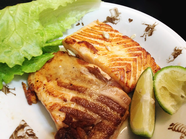 乾煎「生魚片等級鮭魚」佐檸檬