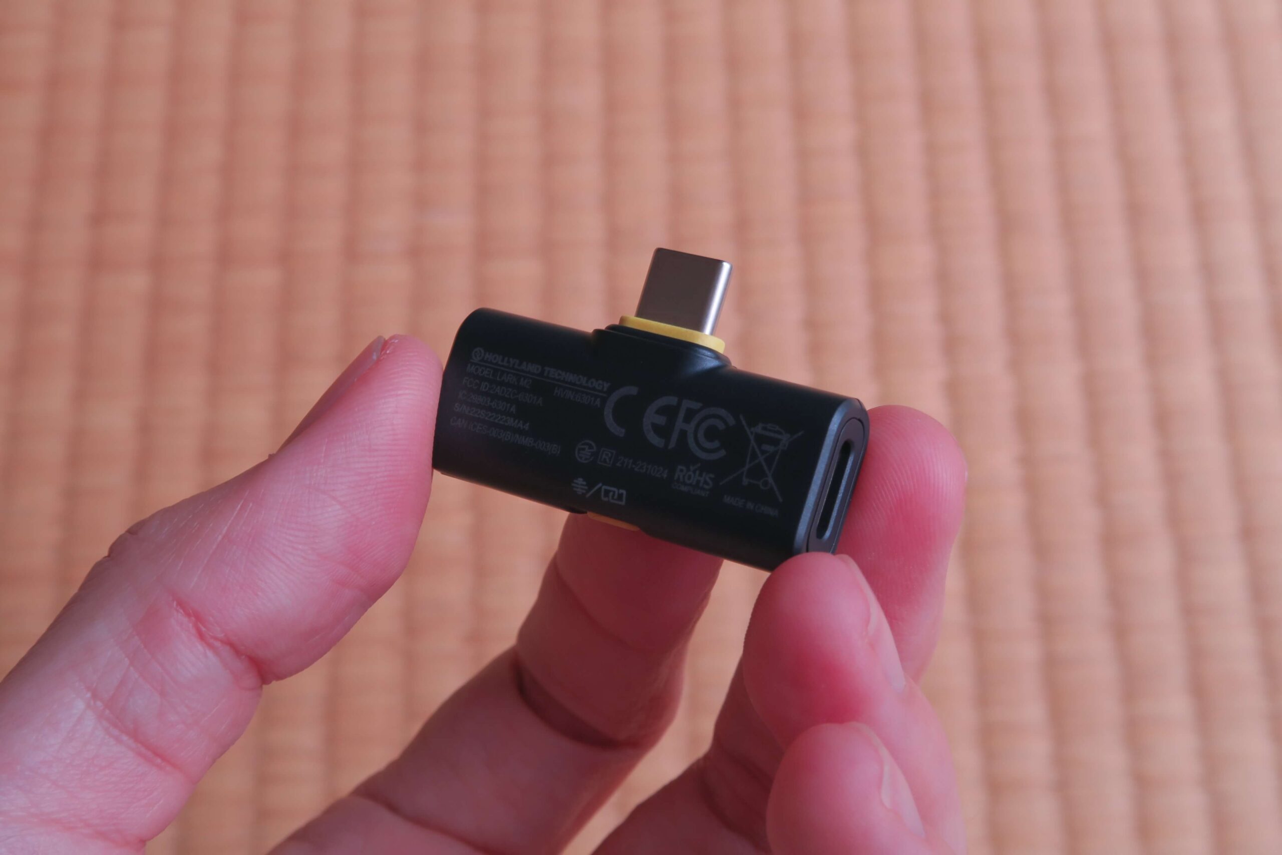 接收器也非常地精巧！除了有一個小開關之外，旁邊還有USB-C接口，能視情況幫手機充電之類的～